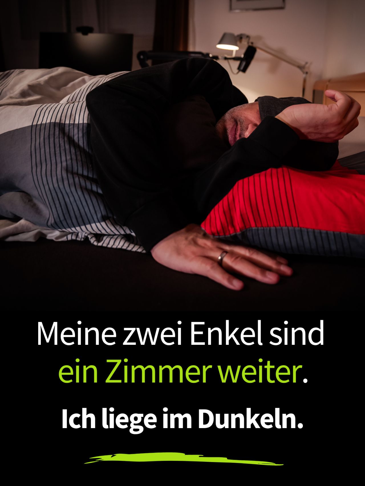 Post image with the text: Meine zwei Enkel sind ein Zimmer weiter. Ich liege im Dunkeln.